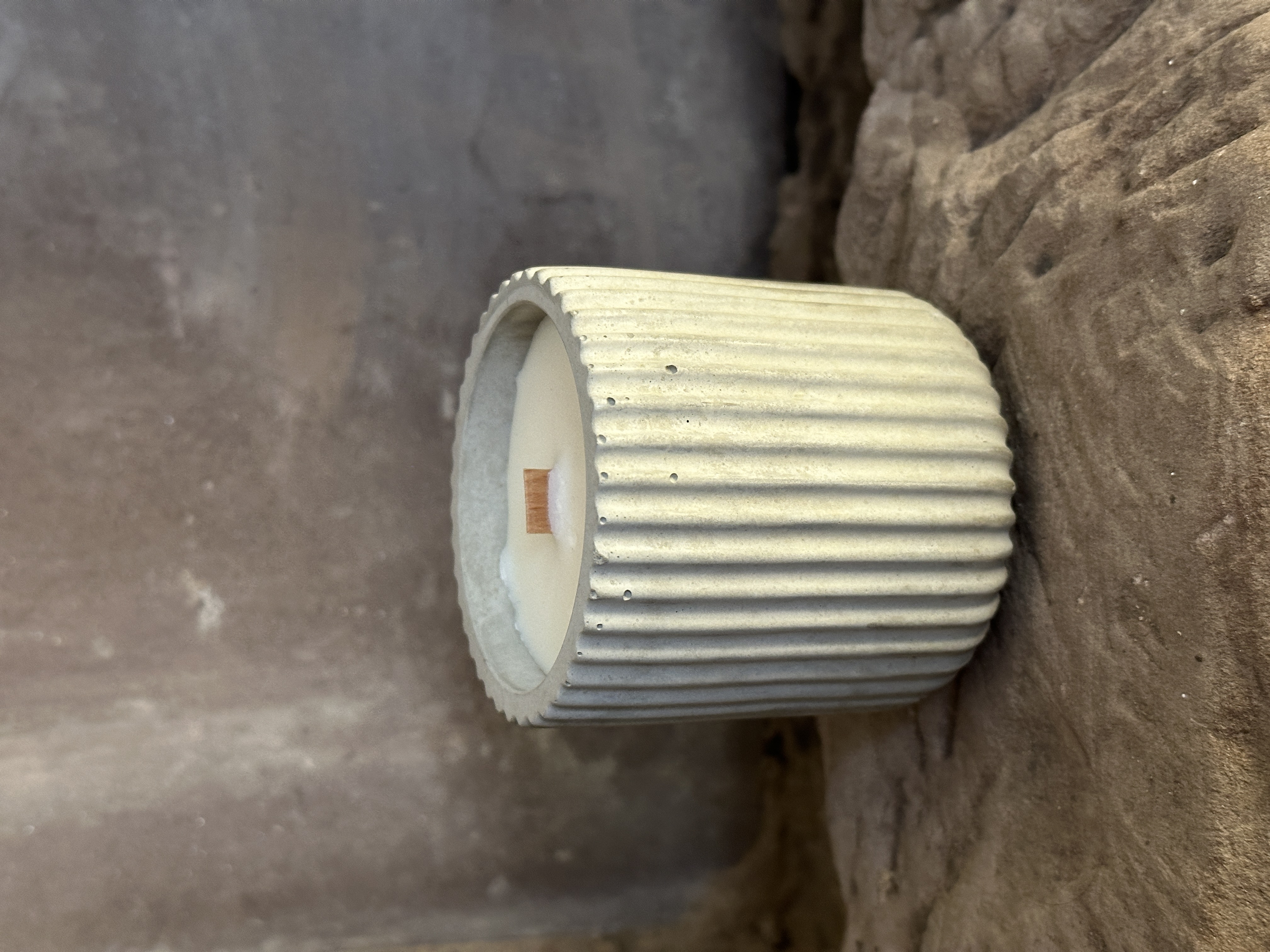 Kerze Beton grau geriffelt